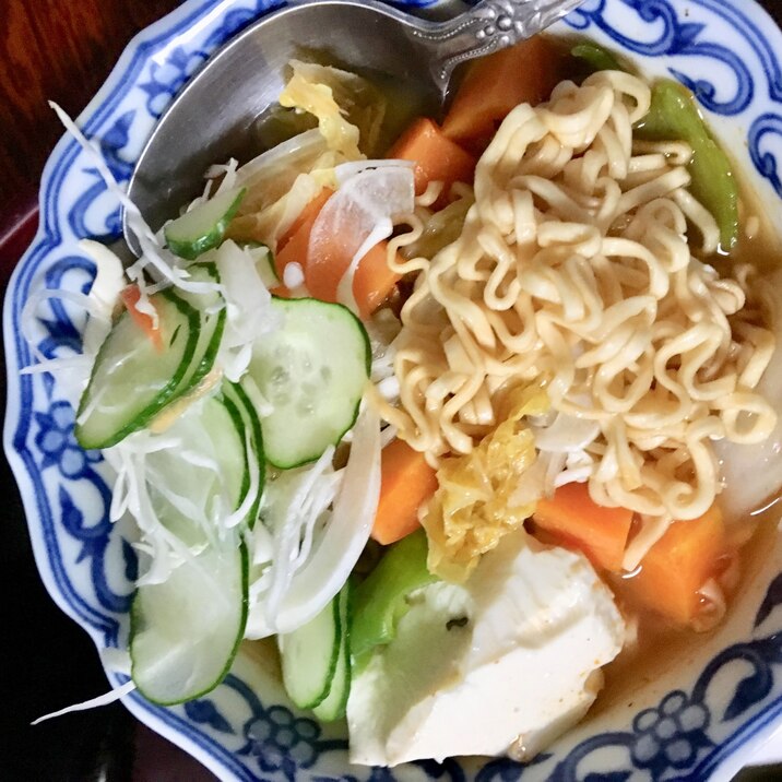 サラダ、豆腐、ラーメン